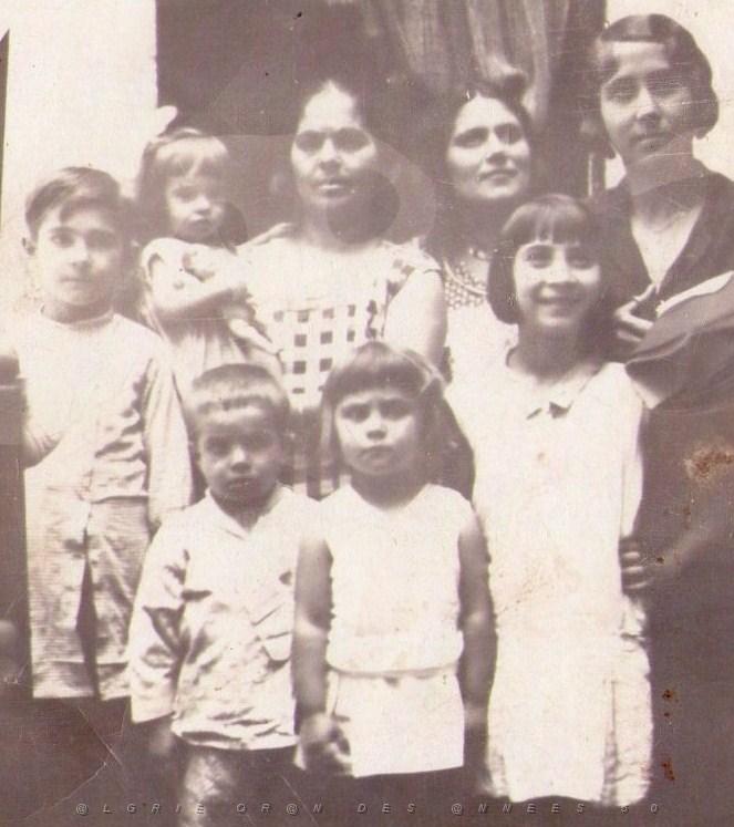 ma grand mère dolorès 2e en haut  en partant de la droite,ma tante dolorès,mon oncle jean serra et ma mère..jpg